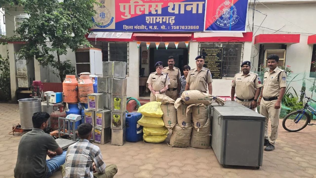मंदसौर में नकली दूध बनाने की फैक्ट्री पर पुलिस का छापा, दो आरोपी गिरफ्तार, 10 लाख रुपये का सामान जब्त मंदसौर में नकली दूध बनाने की फैक्ट्री पर पुलिस का छापा, दो आरोपी गिरफ्तार, 10 लाख रुपये का सामान जब्त