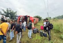 मैहर में ब्रेक लगाते ही पलटी यात्रियों से भरी स्लीपर बस, 35 लोग थे सवार, 2 घायल