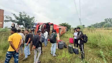 मैहर में ब्रेक लगाते ही पलटी यात्रियों से भरी स्लीपर बस, 35 लोग थे सवार, 2 घायल