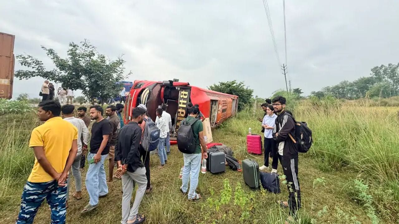 मैहर में ब्रेक लगाते ही पलटी यात्रियों से भरी स्लीपर बस, 35 लोग थे सवार, 2 घायल