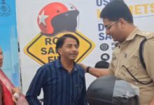 दमोह में ट्रैफिक पुलिस की अनूठी पहल, करवा चौथ पर पति-पत्नी को गिफ्ट किए हेलमेट, समझाया सुरक्षित सफर का महत्व