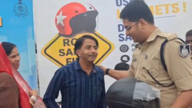 दमोह में ट्रैफिक पुलिस की अनूठी पहल, करवा चौथ पर पति-पत्नी को गिफ्ट किए हेलमेट, समझाया सुरक्षित सफर का महत्व
