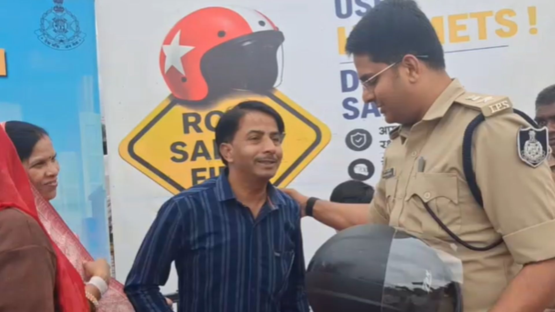 दमोह में ट्रैफिक पुलिस की अनूठी पहल, करवा चौथ पर पति-पत्नी को गिफ्ट किए हेलमेट, समझाया सुरक्षित सफर का महत्व