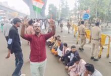 भोपाल में चयनित वर्ग-3 शिक्षकों का फूटा गुस्सा, नियुक्ति पत्र की मांग पर चक्काजाम, थालियां बजाकर जताया विरोध