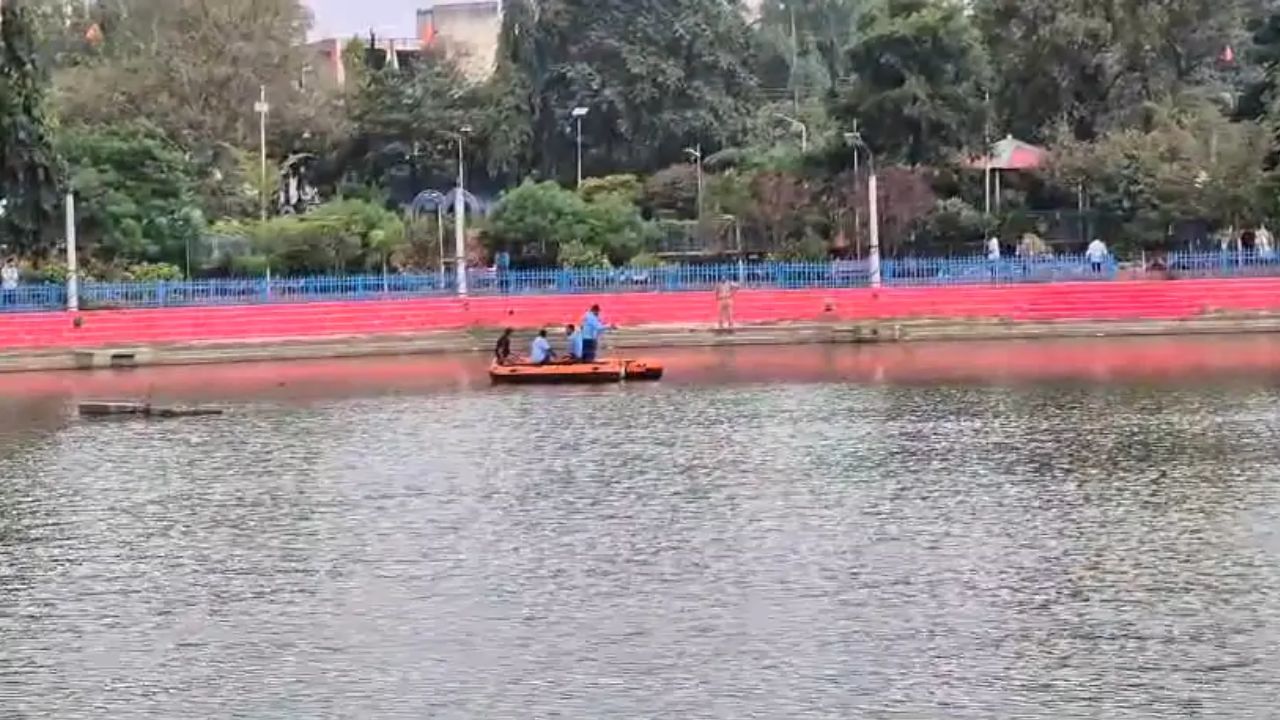 रतलाम के झाली तालाब में डूबा युवक, SDRF का रेस्क्यू ऑपरेशन जारी, अब तक नहीं मिला सुराग रतलाम के झाली तालाब में डूबा युवक, SDRF का रेस्क्यू ऑपरेशन जारी, अब तक नहीं मिला सुराग