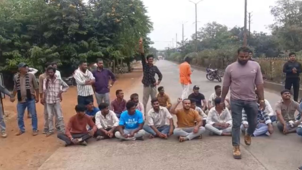 आगर मालवा में मंदिर तोड़ने पर बवाल, सड़क पर उतरे बजरंग दल के कार्यकर्ता, हाईवे पर किया चक्काजाम, पढ़ें खबर