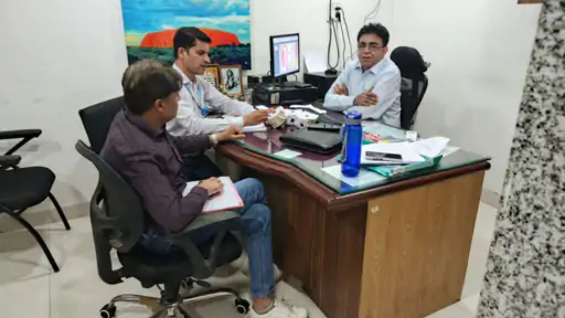 उज्जैन में त्योहारी सीजन के बीच खाद्य विभाग की जांच तेज, डेयरी से चीज-घी और दूध के नमूने लिए, 16.5 किलो सामग्री जब्त