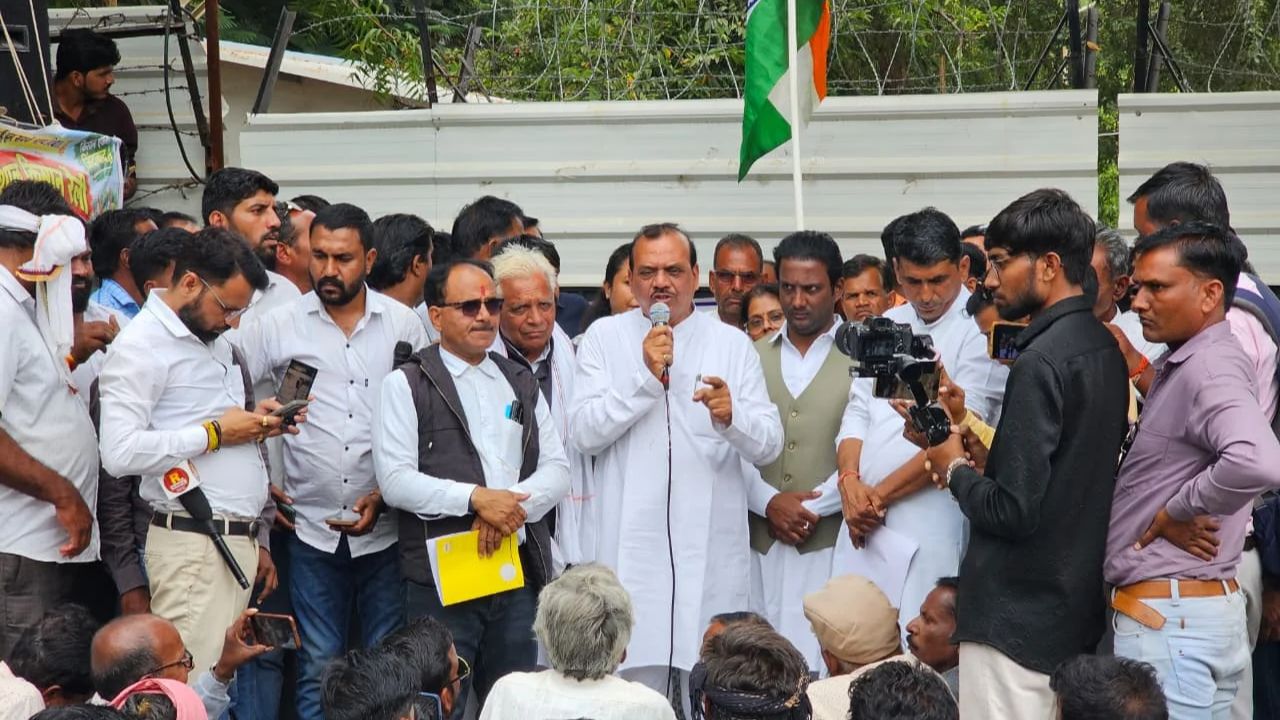 अफीम नीति 2026-27 के विरोध में किसानों का हल्ला बोल, नारकोटिक्स कार्यालय का घेराव किया, वित्त मंत्री के नाम सौंपा ज्ञापन