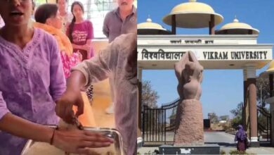 उज्जैन के विक्रम यूनिवर्सिटी में हॉस्टल की अव्यवस्थाओं पर छात्राओं का फूटा गुस्सा, हॉस्टल में न बिजली, न पानी और खाने में कच्ची रोटियां