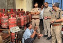 इंदौर: मकान के अंदर चल रहा था गैस रिफिलिंग का खेल, पुलिस ने दो आरोपियों को दबोचा, 49 सिलेंडर जब्त