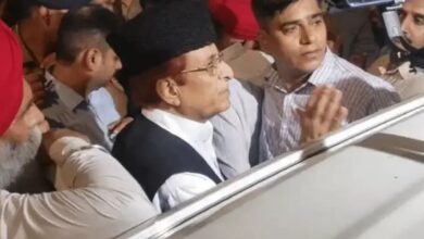 जेल का गेट खुलते ही आजम खान को ED ने घेरा, वकीलों से बहस के बाद गाड़ी में बैठाकर ले गई टीम